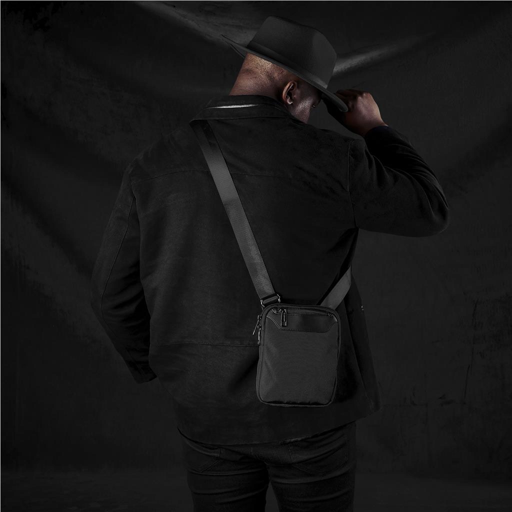 BG-AV-490-B-BL_LIFESTYLE-02-NO-LOGO